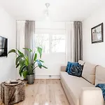 Jade With Private Parking Apartment