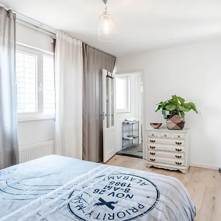 Jade With Private Parking