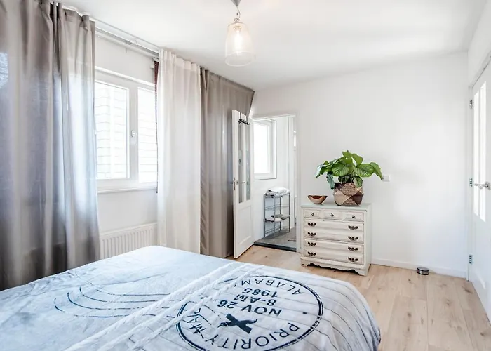 Jade With Private Parking