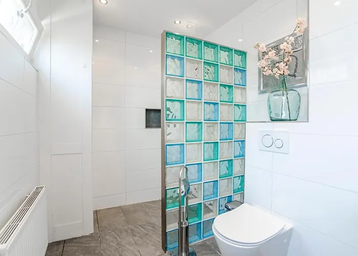 Jade With Private Parking